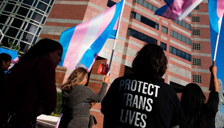 Una multitud se reúne para celebrar el Día Internacional de la Visibilidad de los Trans