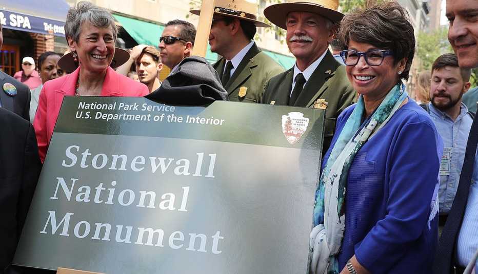 Valerie Jarrett, a la derecha y Sally Jewel