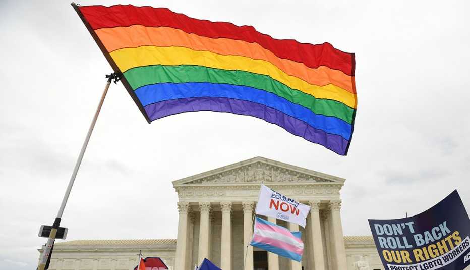 Bandera de la comunidad LGBTQ ondea frente a la Corte Suprema de Estados Unidos