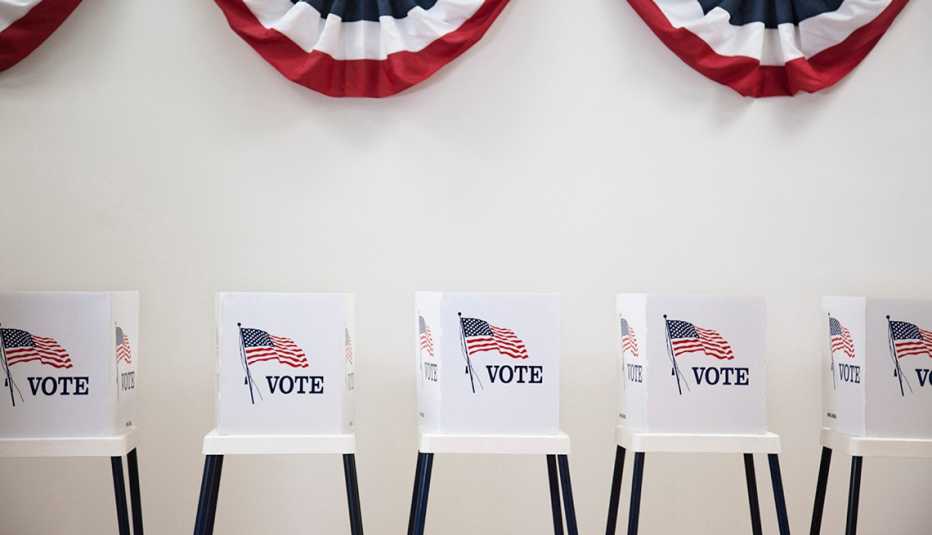 Puestos de votación con la bandera de Estados Unidos.