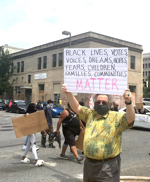 Nick Sheridan protestando por la justicia racial