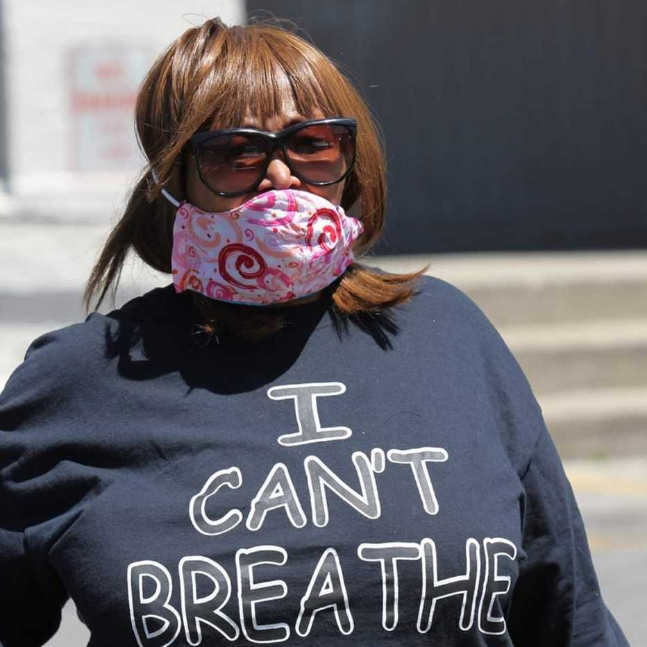 Rhonda Mathies con una mascarilla y una camisa que dice en inglés -no puedo respirar-