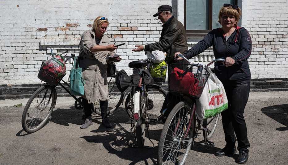 La trabajadora social Natasha Lichman, a la izquierda, y dos de sus colegas se preparan para llevar pan