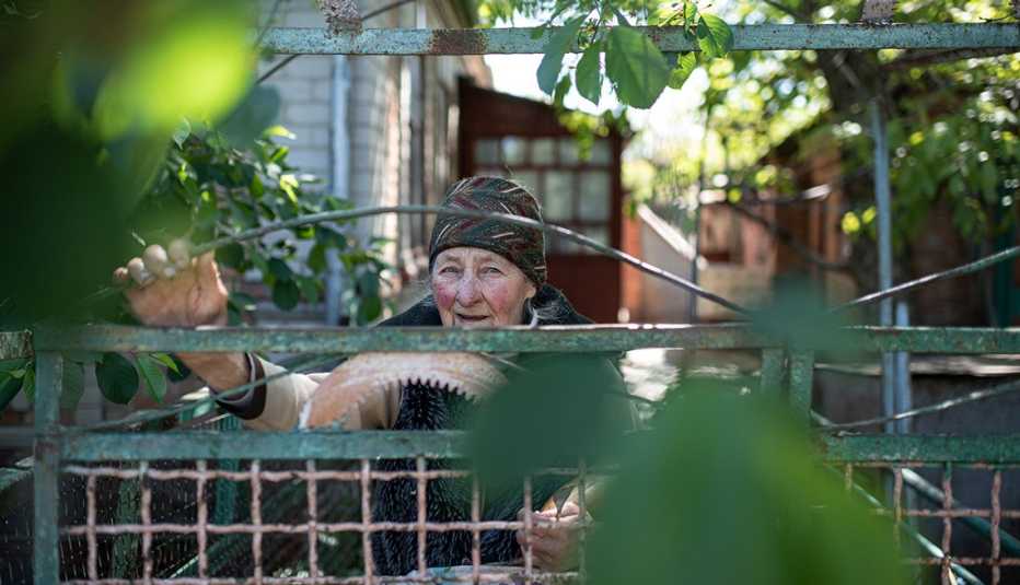 Nina Halchanska, de 84 años, lamenta la pérdida de personas y vida en la ciudad.