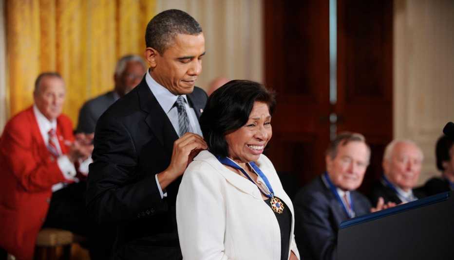 El presidente estadounidense, Barack Obama, condecora a Sylvia Méndez