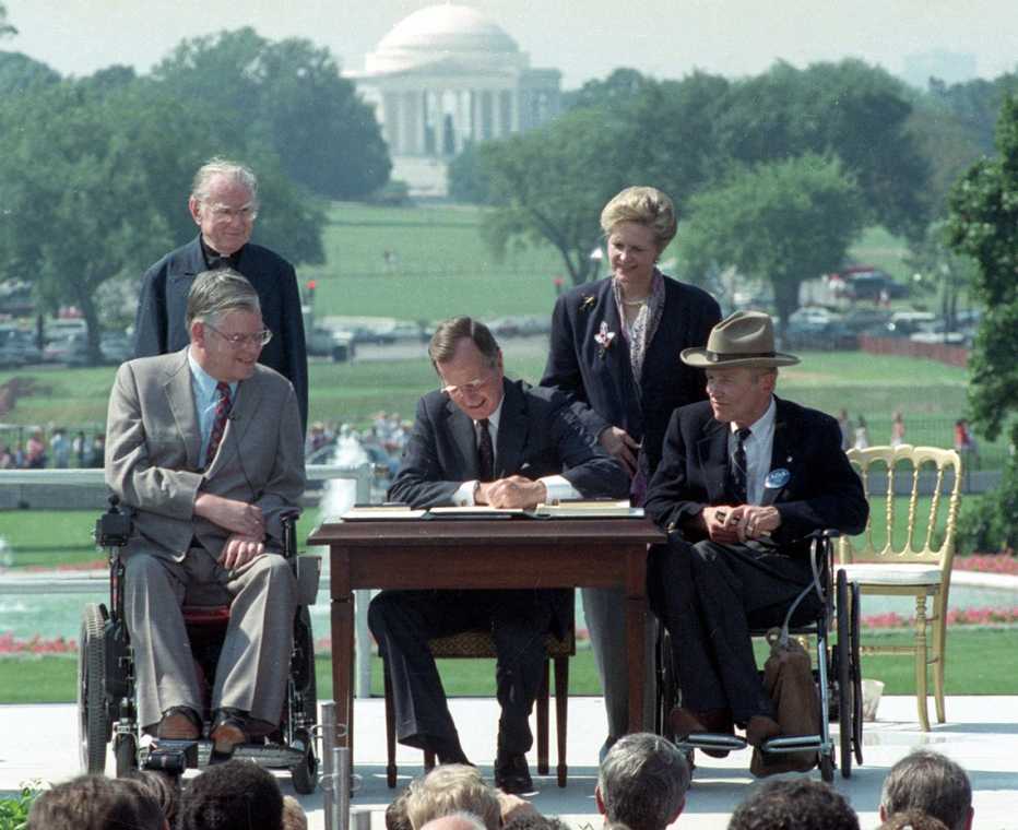 el presidente George H W Bush firma el acta de estadounidenses con discapacidades en 1999
