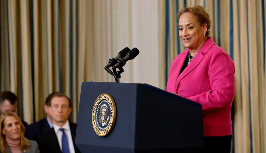 La directora ejecutiva de AARP, Jo Ann Jenkins, habla en el podio del State Dining Room en la Casa Blanca, el 31 de octubre de 2023, en Washington, D.C. 