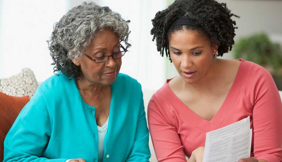 Madre e hija revisan un documento