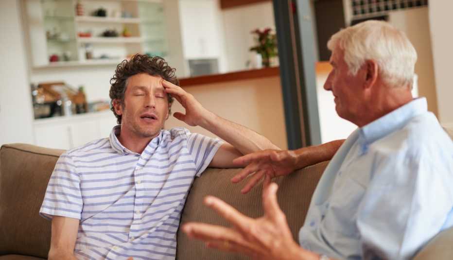 Un hombre y su padre mayor discutiendo.