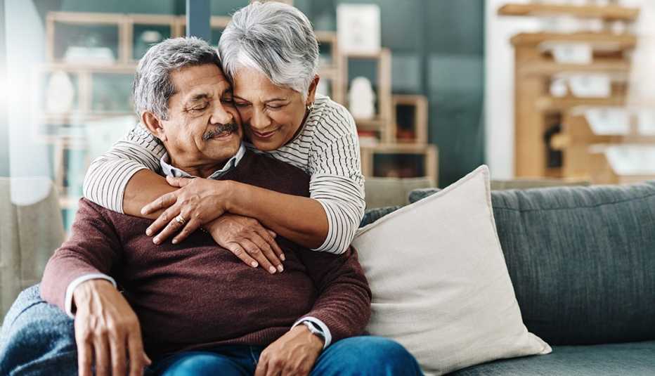 Una pareja mayor se abraza.