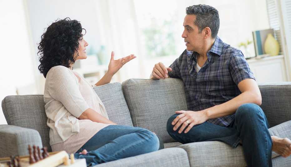 Pareja de hermanos adultos dialogando