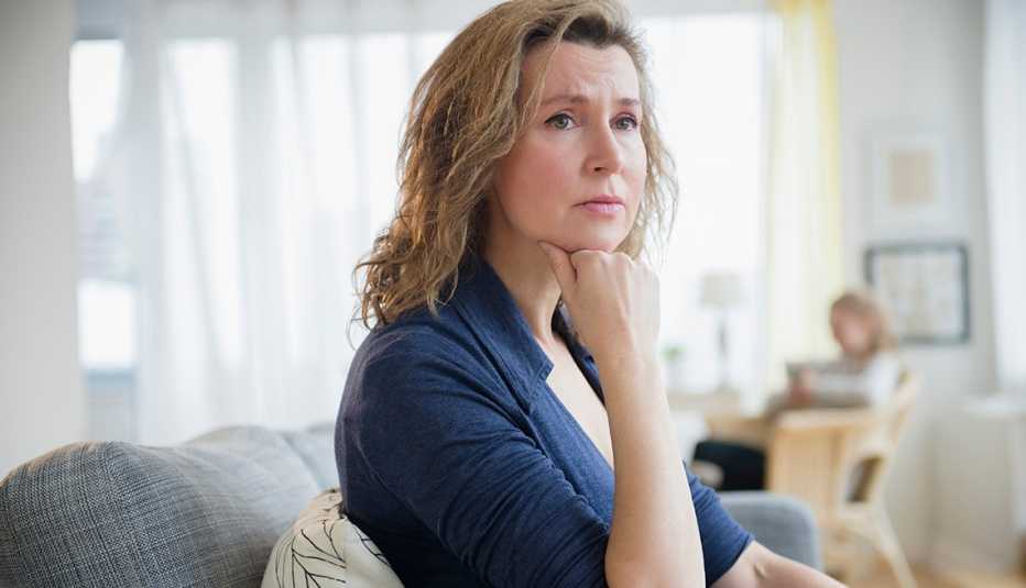 Mujer con cara de preocupación