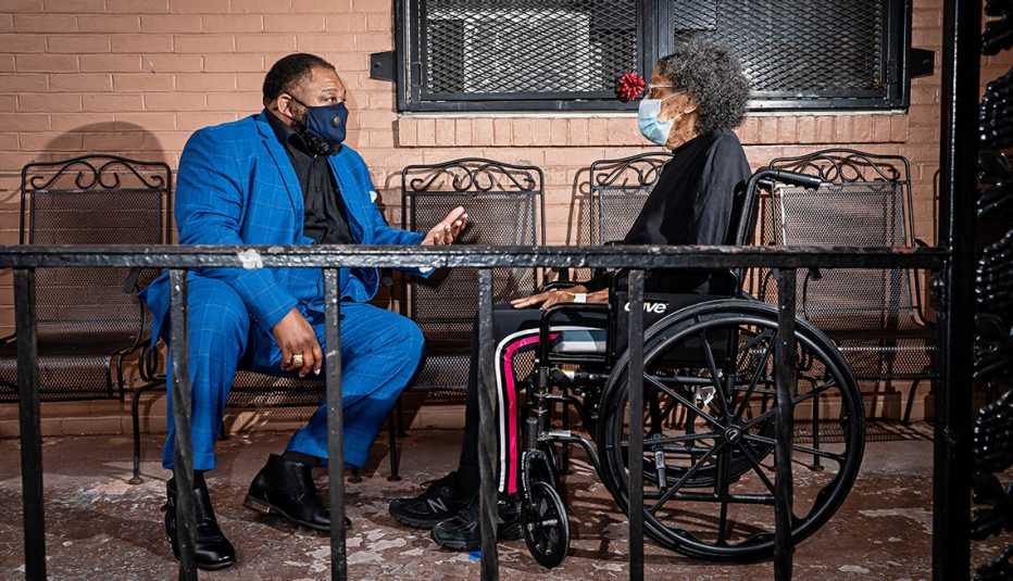 Reverendo Doc. Derrick DeWitt en el porche de Maryland Baptist Aged Home con su tía, Gerri Alston.