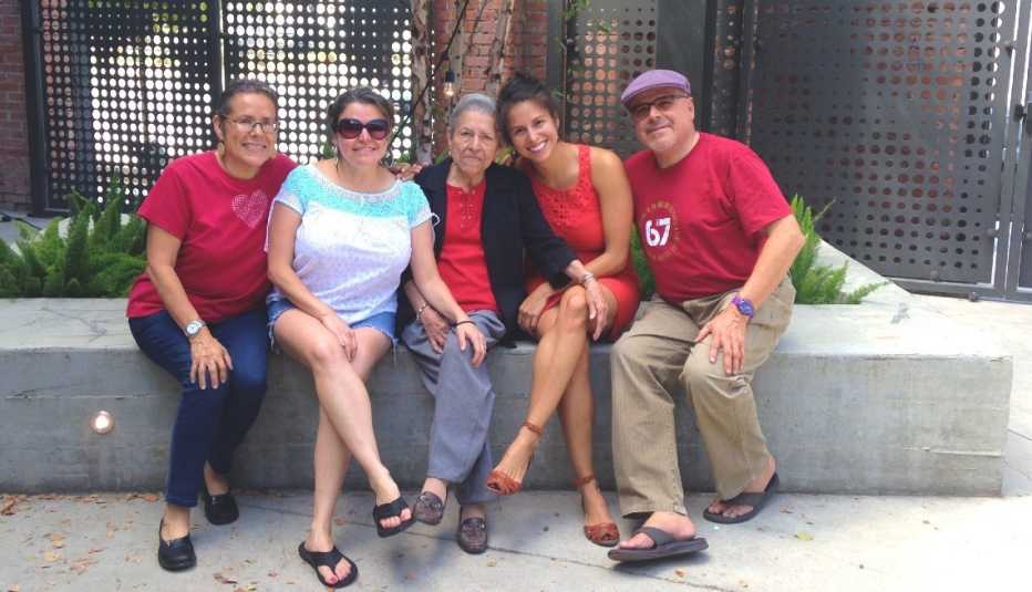 Katharine A. Díaz junto a su madre Elisa G. Díaz y resto de su familia.