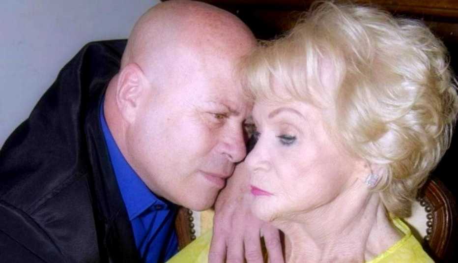 El estilista Miguel Fernández junto a su madre Juana María Delgado.