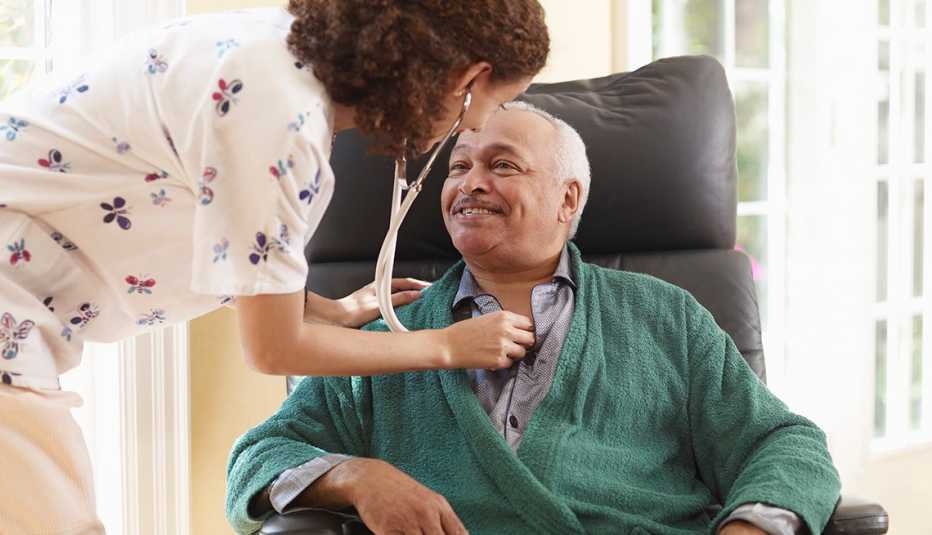 Hombre recibiendo atención médica en un hogar