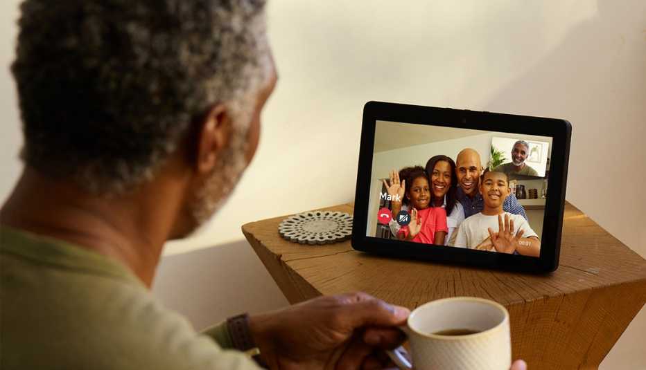 Hombre hablando con su familia a través del Amazon Echo
