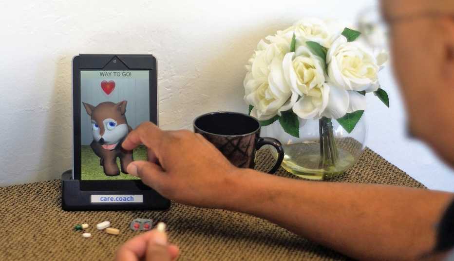 Hombre usando una mascota virtual GeriJoy 