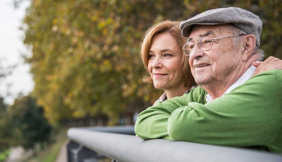 Hombre mayor y su hija en un parque