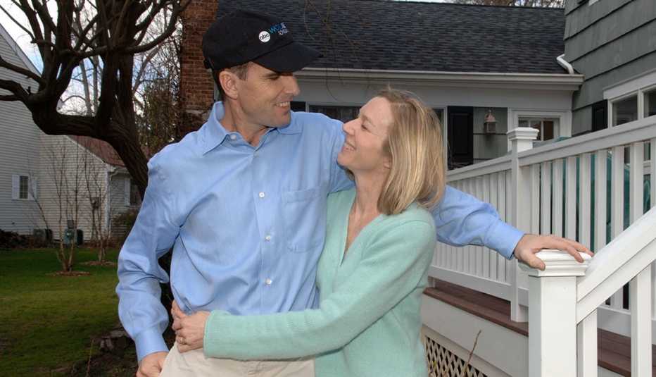 Bob y Lee Woodruff se miran a los ojos sonrientes