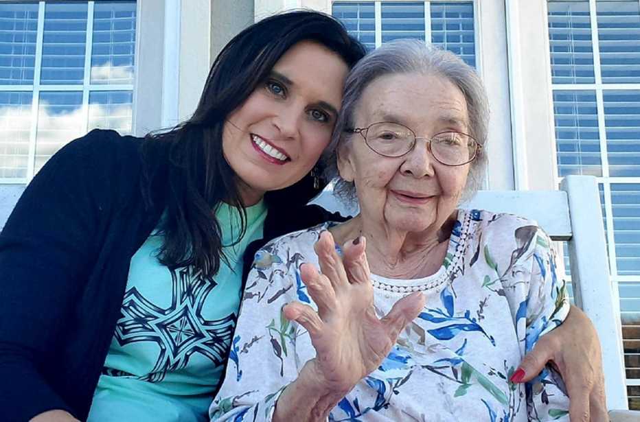  Billie Jean Wood saluda a la cámara con su nuera.