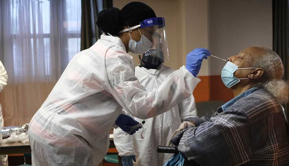 Personal médico administra una prueba de COVID-19 a un residente de un hogar de ancianos
