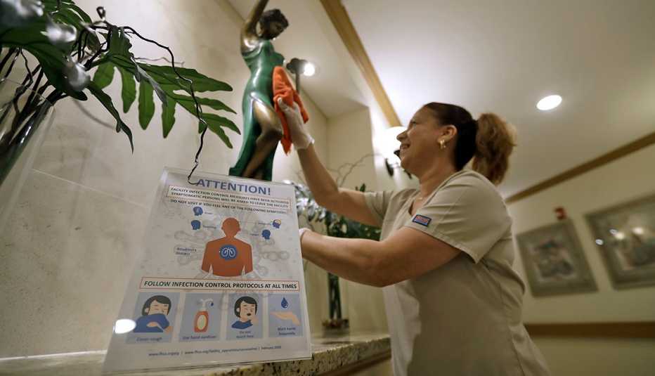 Empleada limpia un hogar de ancianos