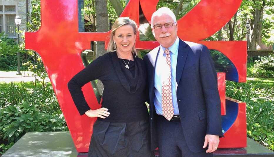 Karen Warner Schueler junto a su esposo.