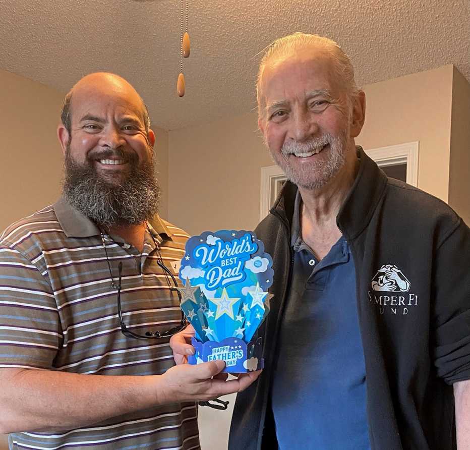 Zander Keig posa con su padre, Ricardo, en el Día del Padre de 2021, en Jacksonville, Florida.