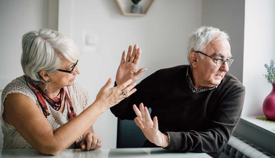 Una pareja adulta discutiendo.
