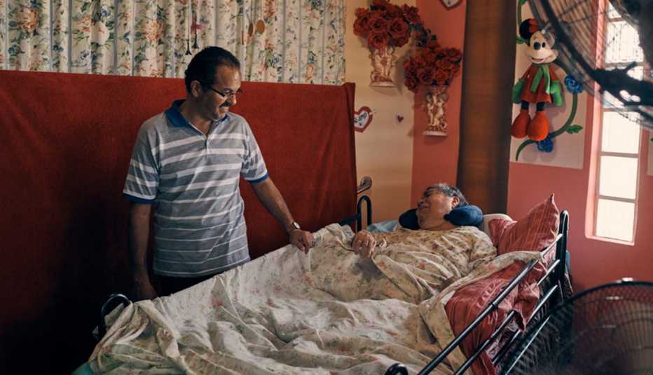 Antonio Piñero junto a su madre Juanita que está postrada en una cama