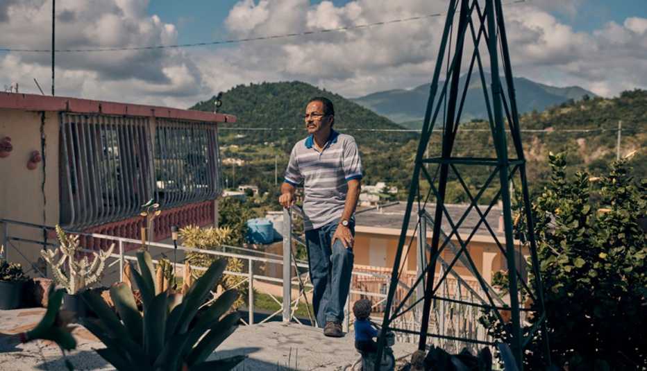 Antonio Piñero en el patio de su hogar