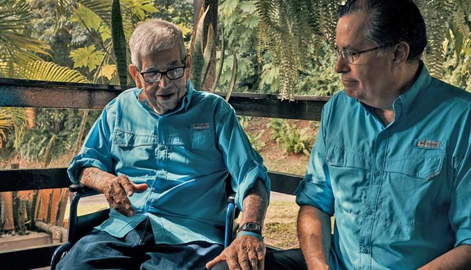 Alberto Aponte visita a su papá en el hogar de ancianos Hacienda Buena Vista 