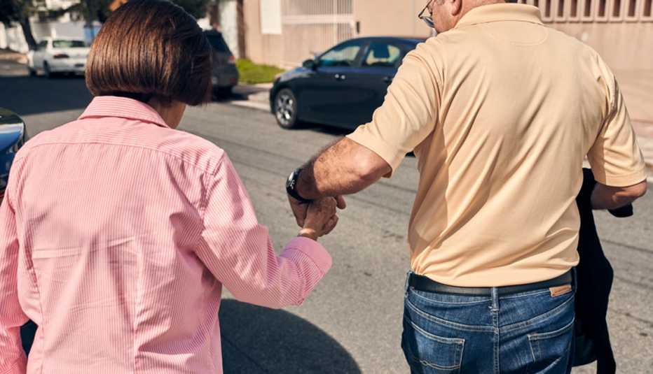 Fernando Rivera guía a su mamá mientras cruzan la calle
