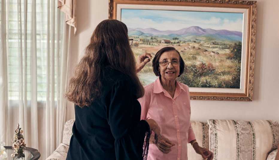 Mirita le arregla el pelo a doña Miriam 