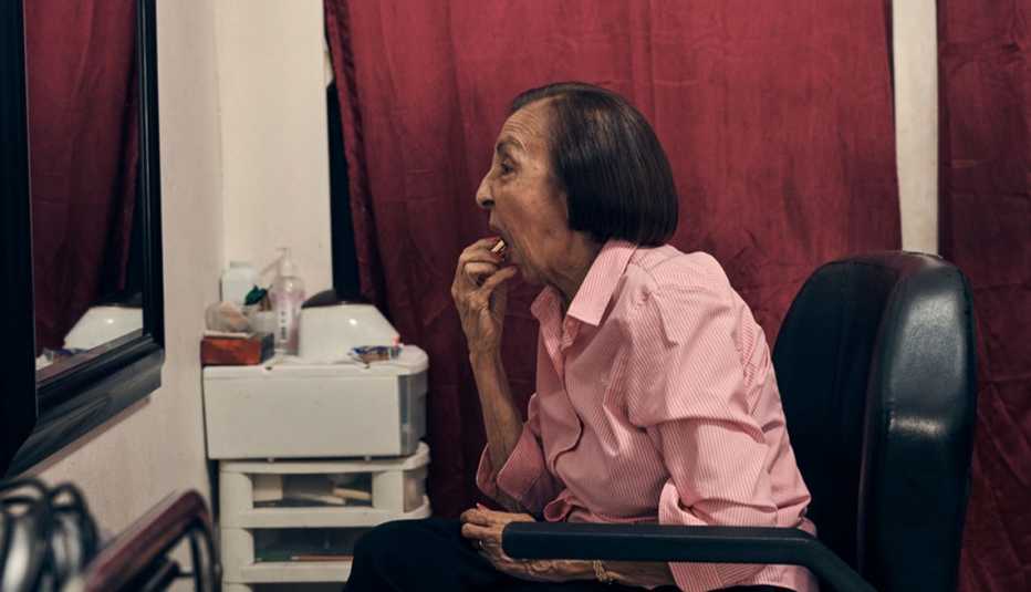 Doña Miriam Zambrana se pinta los labios 