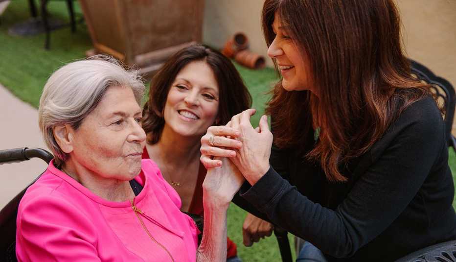 La comendiante Sue Ball (derecha) junto a Muriel Klein (izquierda), paciente de Alzheimer