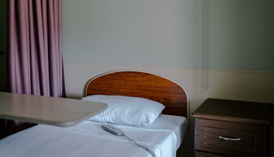 Una cama y habitación de hospital vacía en un hogar de ancianos.