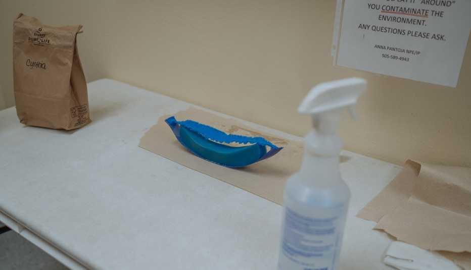 Protector facial que ha sido desinfectado, se seca sobre una mesa.