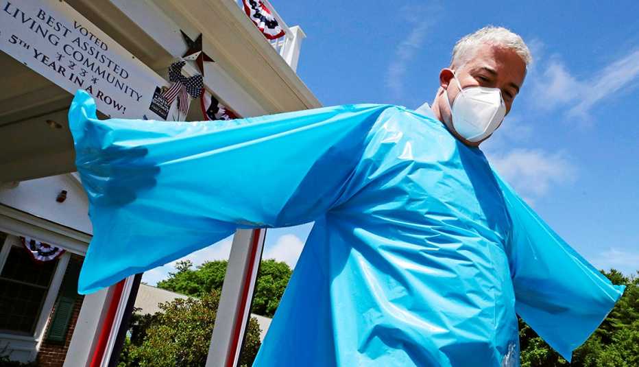  Brendan Williams, presidente de la Asociación de Atención Médica de New Hampshire, usa una bata de aislamiento sin aberturas en las mangas para las manos, que fue recibida en un envío del gobierno federal.