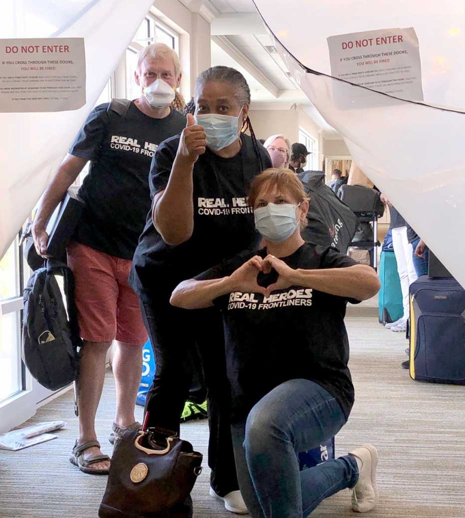Los trabajadores de Pebblebrook en Park Springs posan para la cámara.