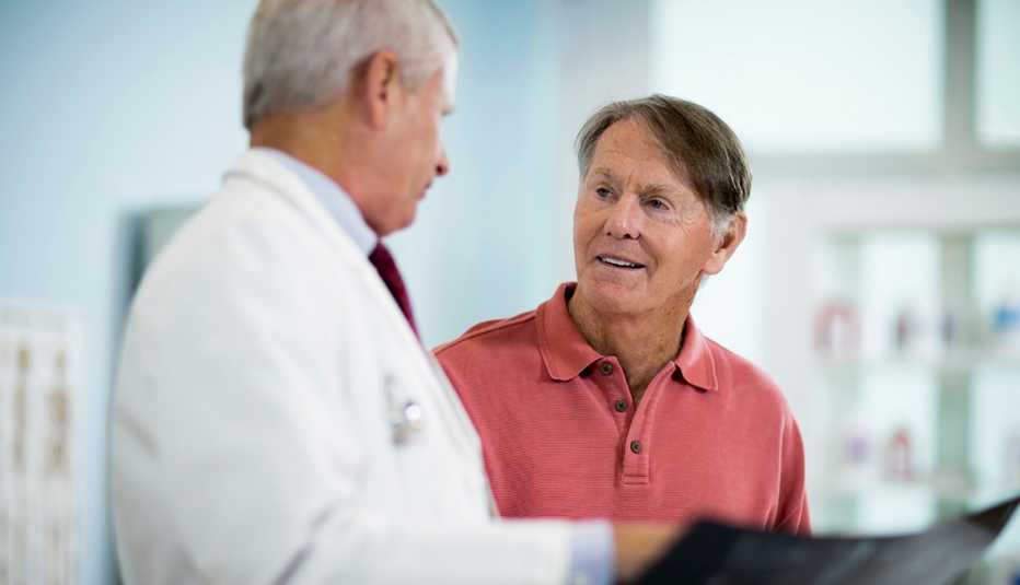 Doctor explica a paciente resultados de radiología.