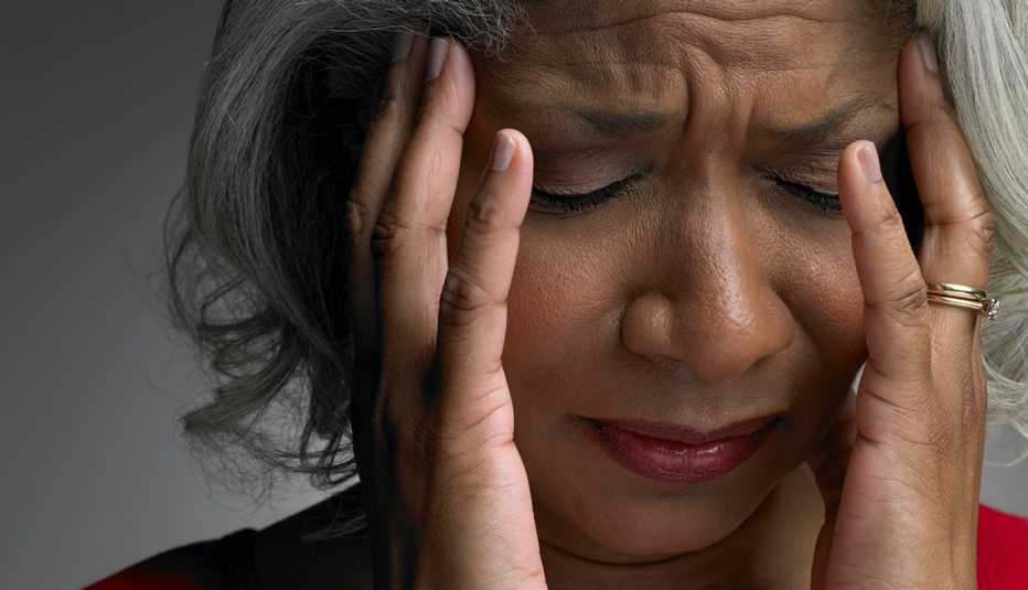 Mujer madura con dolor de cabeza