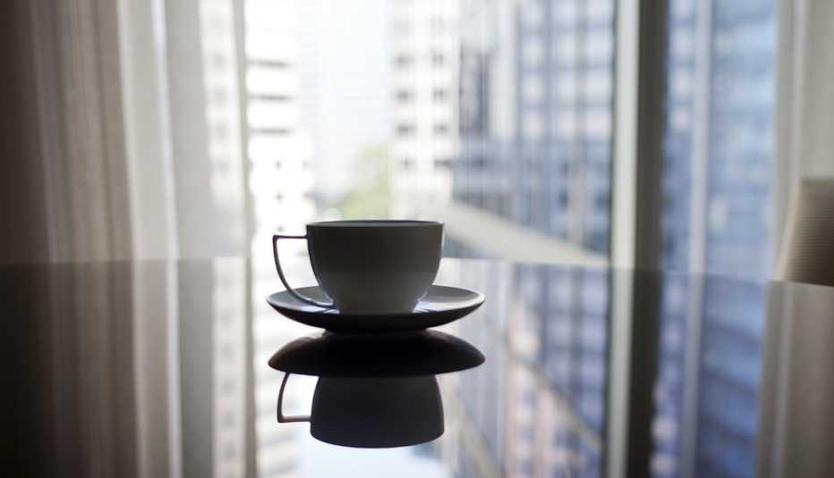 Taza de café sobre una mesa