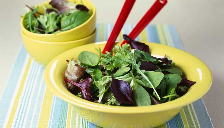 Platos con ensalada verde