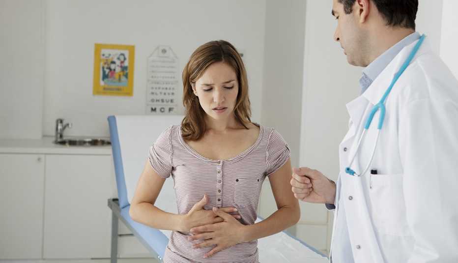 Mujer con malestar visitando a su médico