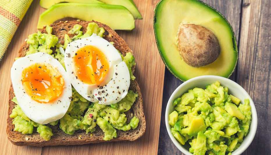 Huevos sobre pan tostado y aguacate