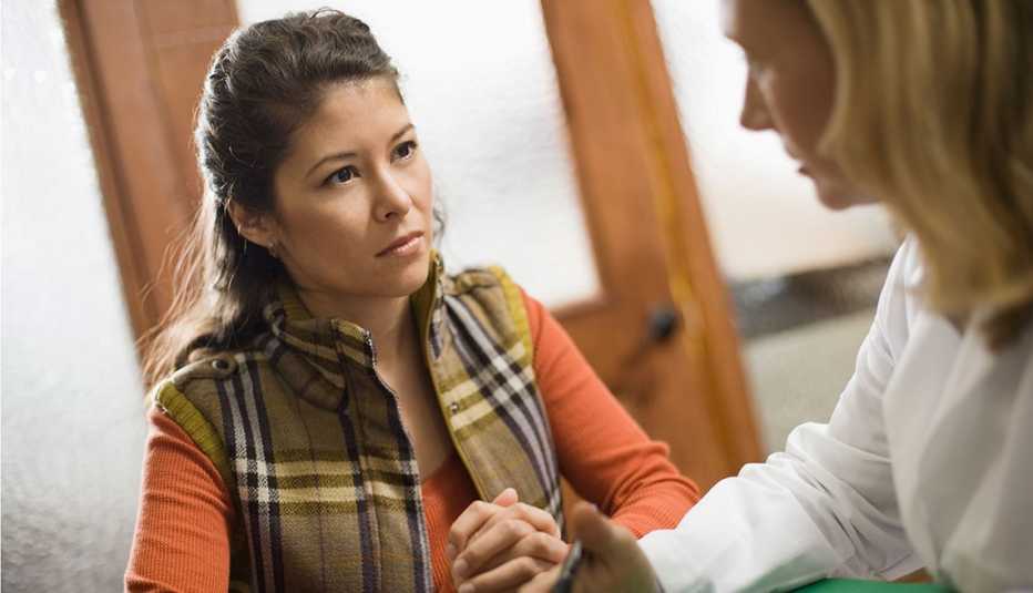 Mujer consultando a su doctor