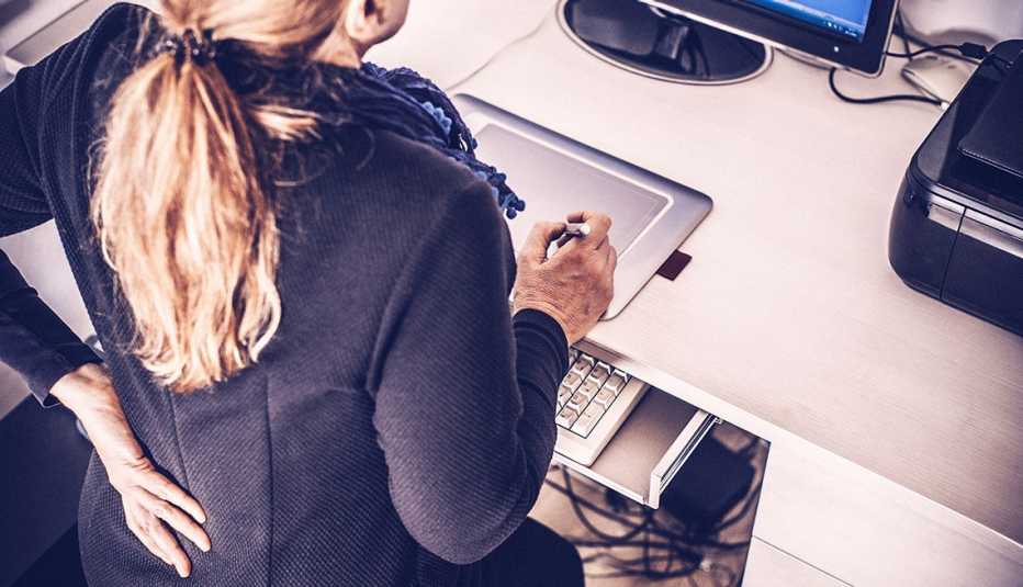 Mujer con su mano en la espalda baja