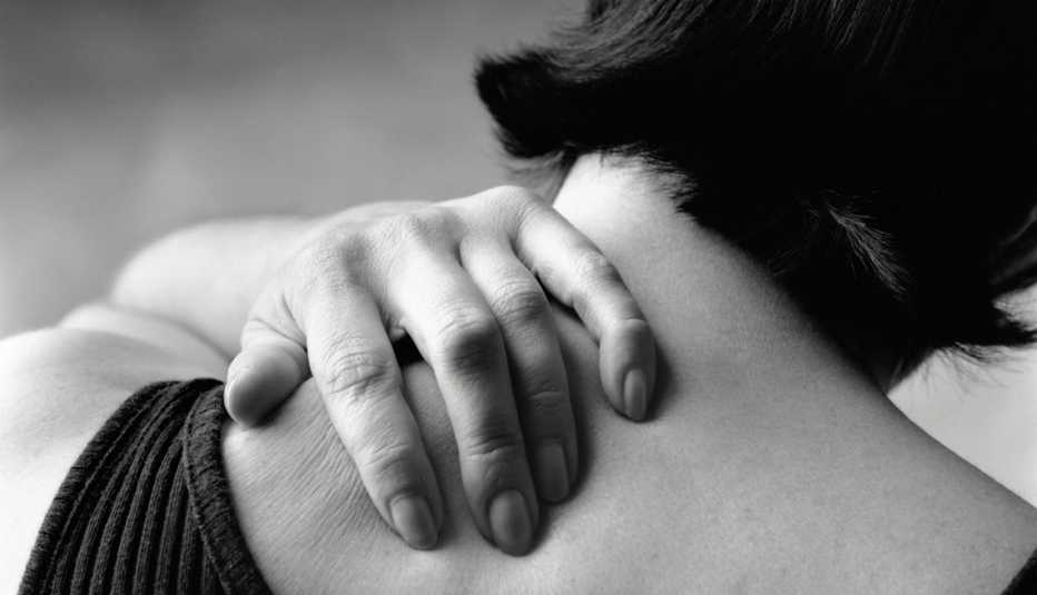 Mujer tocándose la espanlda